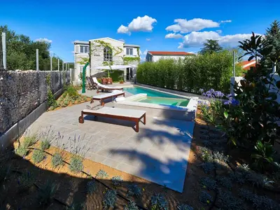Bazen u objektu Charming Villa with Pool ili u blizini