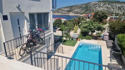 Bazen u objektu Vila Hrvatska ili u blizini