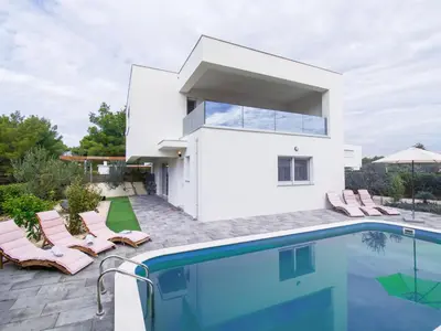 Bazen u objektu Holiday Home Villa Nika by Interhome ili u blizini