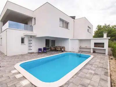 Bazen u objektu Holiday Home Villa Loreta by Interhome ili u blizini