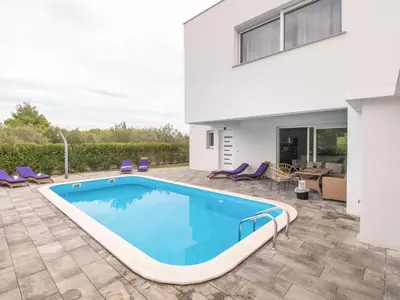 Bazen u objektu Holiday Home Villa Loreta by Interhome ili u blizini