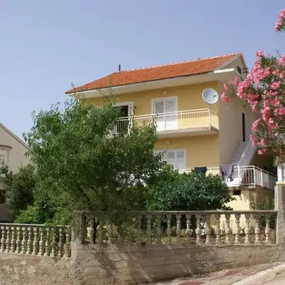 Apartments by the sea Grebastica