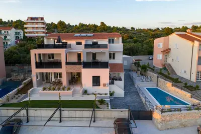 Bazen u objektu Villa Croatica II ili u blizini