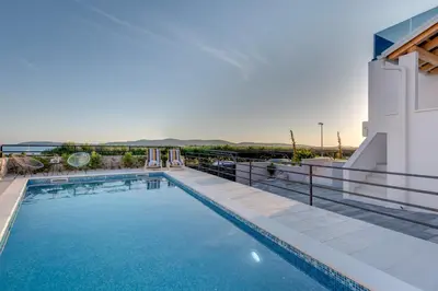 Bazen u objektu Villa Croatica II ili u blizini