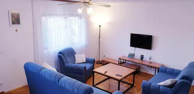 TV i/ili zabavni centar u objektu Apartments Adriana
