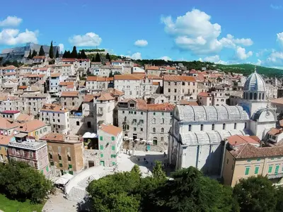Pogled na grad 'Drniš' ili pogled na grad iz vikendica
