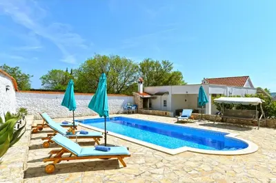 Bazen u objektu Family-friendly holiday home with private pool near Vodice ili u blizini