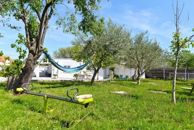 Vrt u objektu Family-friendly holiday home with private pool near Vodice