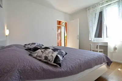 Krevet ili kreveti u jedinici u objektu Beach apartment KATE - Wake up to the sea, terrace, garden & parking, Murter - Dalmatia