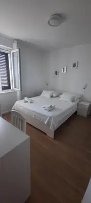 Krevet ili kreveti u jedinici u objektu Beach apartment KATE - Wake up to the sea, terrace, garden & parking, Murter - Dalmatia
