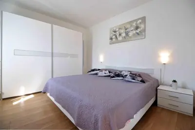 Krevet ili kreveti u jedinici u objektu Beach apartment KATE - Wake up to the sea, terrace, garden & parking, Murter - Dalmatia