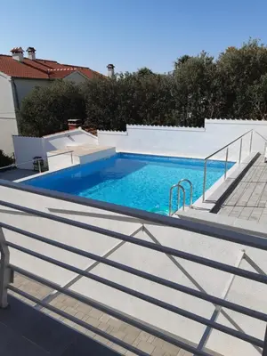 Bazen u objektu Apartmani Frano ili u blizini