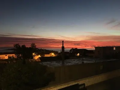 Pogled na izlazak ili zalazak sunca iz apartmana