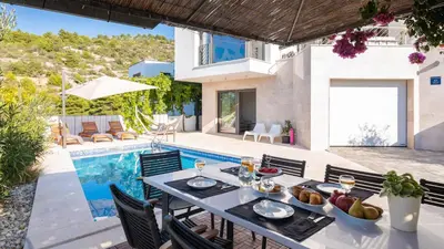 Bazen u objektu Holiday home D&D RESIDENCE ili u blizini