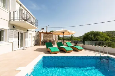 Bazen u objektu Holiday house ISA ili u blizini