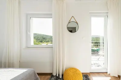 Pogled na planine ili pogled na planine iz vikendica