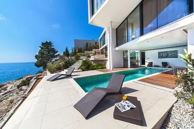 Bazen u objektu Golden Rays Luxury Villas & Apartments ili u blizini