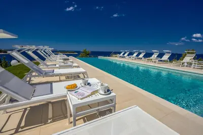 Bazen u objektu Golden Rays Luxury Villas & Apartments ili u blizini