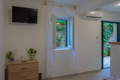 TV i/ili zabavni centar u objektu Room Nino