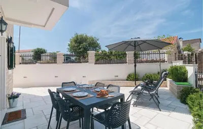 Popločani dio dvorišta ili vanjski dio objekta 2 Bedroom Nice Home In Primosten