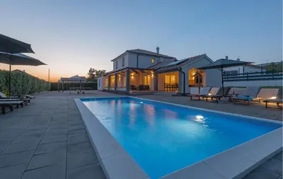 Bazen u objektu Awesome Home In Sibenik With Wifi ili u blizini