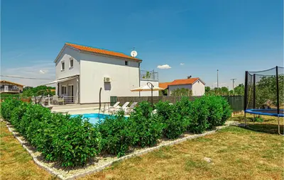 Bazen u objektu Beautiful Home In Kaocine With Kitchen ili u blizini