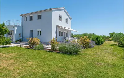 Vrt u objektu Beautiful Home In Kaocine With Kitchen