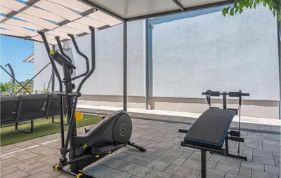 Fitness centar i/ili fitness sadržaji u objektu Beautiful Home In Kaocine With Kitchen