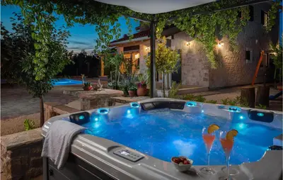 Bazen u objektu Nice Home In Drnis With Sauna ili u blizini