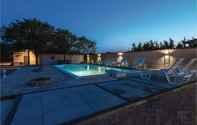Bazen u objektu Nice Home In Cista Velika With Wifi ili u blizini