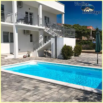 Bazen u objektu TayLa-Apartment Vodice ili u blizini