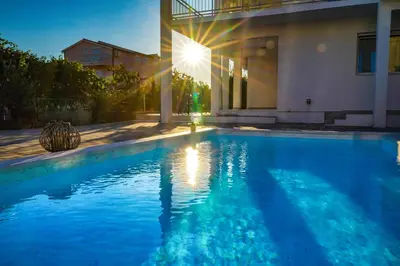 Bazen u objektu TayLa-Apartment Vodice ili u blizini