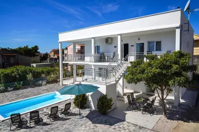 Bazen u objektu TayLa-Apartment Vodice ili u blizini