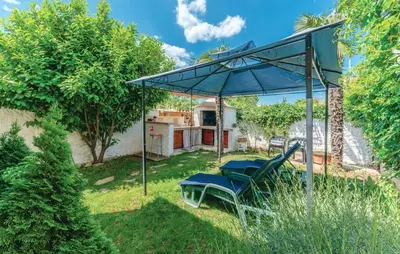 Vrt u objektu Charming Villa in Jezera with Private Pool