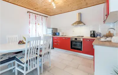 Kuhinja ili čajna kuhinja u objektu 3 Bedroom Gorgeous Apartment In Skradin