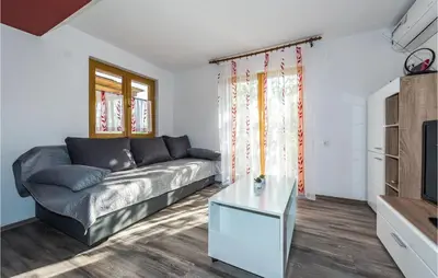 TV i/ili zabavni centar u objektu 3 Bedroom Gorgeous Apartment In Skradin