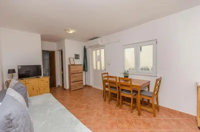 Kuhinja ili čajna kuhinja u objektu Apartments Holiday near beach