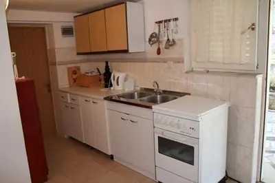 Kuhinja ili čajna kuhinja u objektu Apartment in Pirovac with Terrace, Air conditioning, Wi-Fi, Washing machine (4793-3)