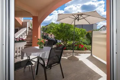 Popločani dio dvorišta ili vanjski dio objekta Apartments Jak