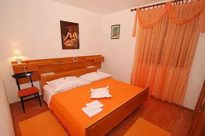 Krevet ili kreveti u jedinici u objektu Apartments with parking space Rogoznica - 17907