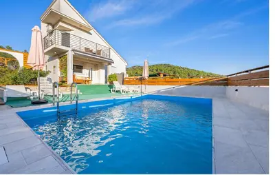 Bazen u objektu Beautiful Home In Bilice ili u blizini