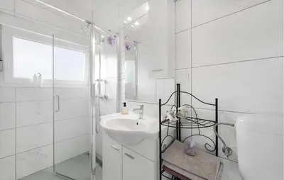 Kupaonica u objektu Beautiful Home In Bilice