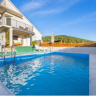 Beautiful Home In Bilice