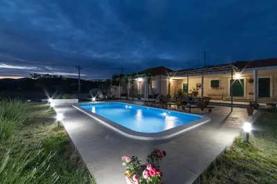 Bazen u objektu Villa Terra with heated pool ili u blizini