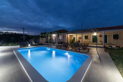 Bazen u objektu Villa Terra with heated pool ili u blizini