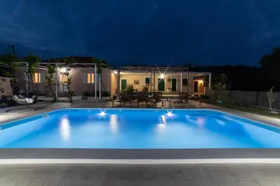 Bazen u objektu Villa Terra with heated pool ili u blizini