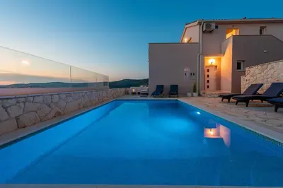 Bazen u objektu Quiet Bay Getaway Apt Mona 5 7 and 8 ili u blizini