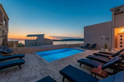 Bazen u objektu Quiet Bay Getaway Apt Mona 5 7 and 8 ili u blizini