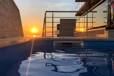 Pogled na izlazak ili zalazak sunca iz apartmana
