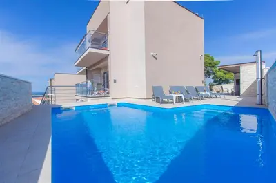 Bazen u objektu Villa Top of Murter, two bedroom apartment ili u blizini